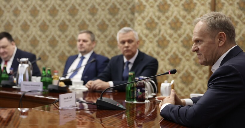 Туск закликав поляків терміново залишити Іран: За кілька годин можливості може більше не бути