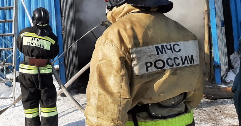 В Смоленській області рф після атаки дронів горить завод 