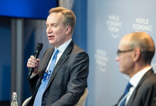 Президент Давоського форуму подав у відставку через зв’язки з Епштейном