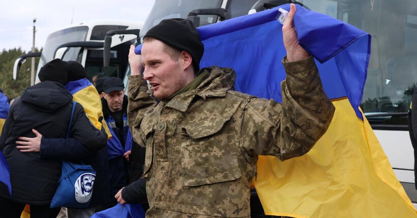 До України повернули з полону ще 300 захисників: Зеленський повідомив про новий обмін полоненими
