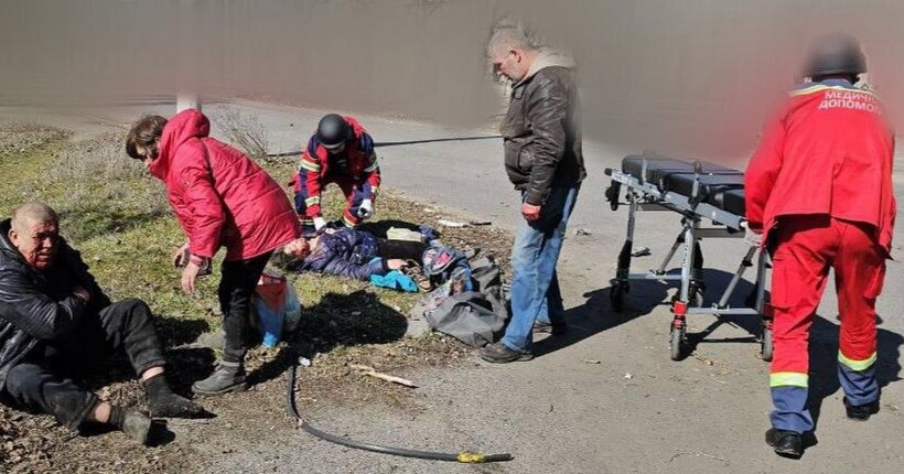 Росіяни вдарили дроном по маршрутці у Херсоні: в ОВА показали відео перших хвилин після атаки
