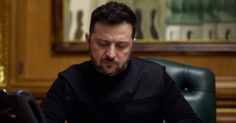 Депутати повинні або працювати, або служити на фронті – Зеленський