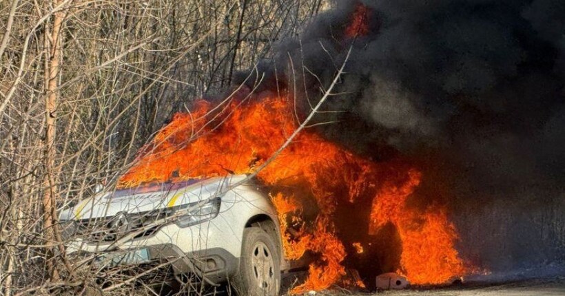 Росіяни дроном поцілили по автівці поліцейських на Сумщині