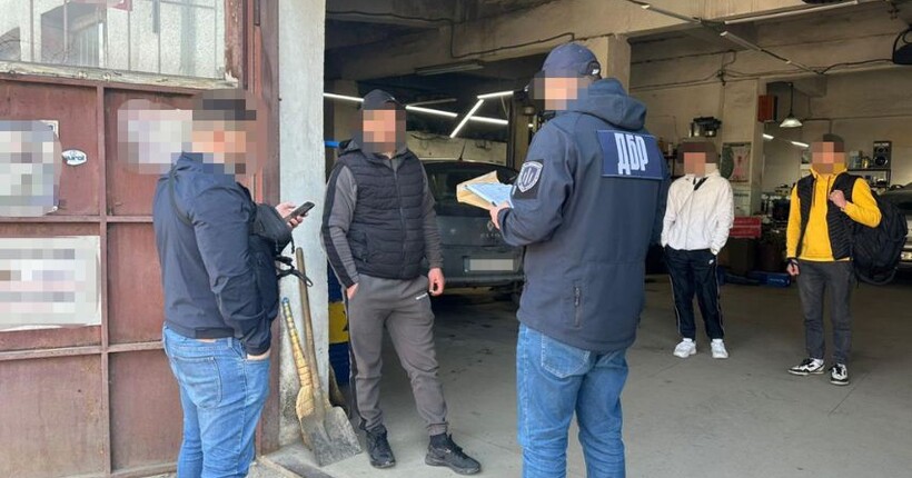 ДБР викрило військових у Чернівецькій області, які замість служби працювали на ринку і СТО