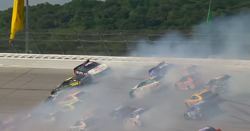 Під час гонки NASCAR у США сталася аварія за участі 27 авто (відео)