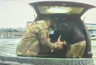 ДБР викрило інструктора батальйону, який намагався продати зброю