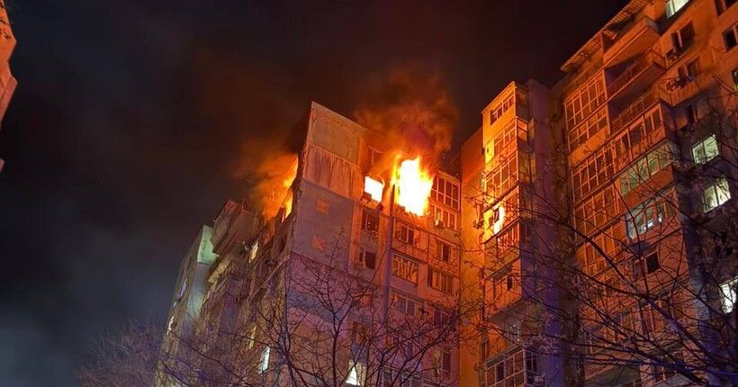 Нічний удар по Одесі: горіли дві багатоповерхівки, є постраждалий
