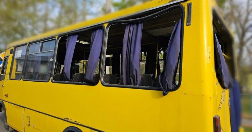 Окупанти поцілили в маршрутку в Херсоні: двоє загиблих, семеро поранених