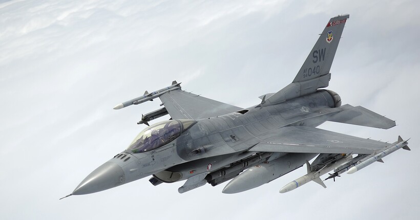 НАТО знову піднімало F-16 через російські дрони: один - залетів в Румунію