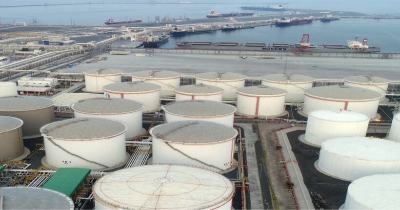 Іран атакував ОАЕ ракетами і дронами: горів нафтовий об’єкт, є поранені 