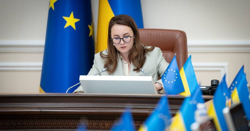 Уряд скасував заборону на виїзд за кордон для деяких категорій жінок-посадовиць: про кого йдеться