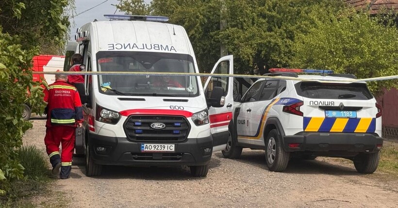 Зривали бузок біля будинку: в Черкасах чоловік стріляв у бік дітей