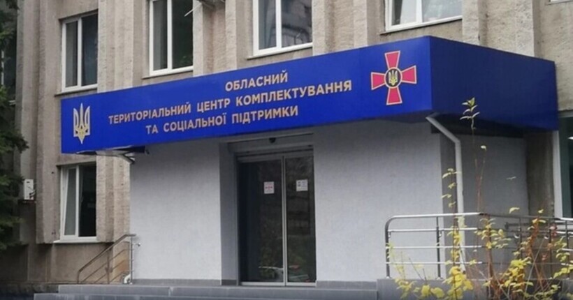 На Одещині чоловік вдарив ножем двох військових ТЦК: обоє у важкому стані