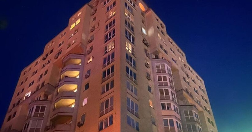 Обстріл Києва: уламки дрона впали на дах 16-поверхівки, виникла пожежа