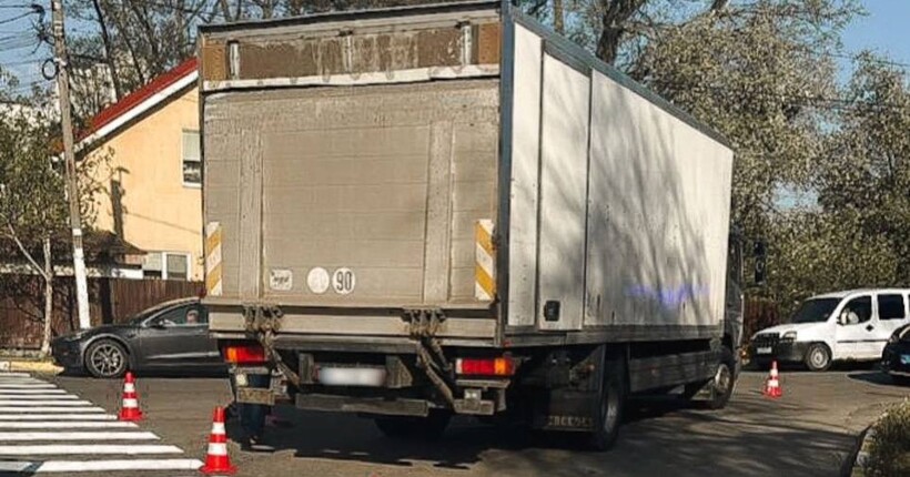 На Київщині під колеса вантажівки потрапила дитина: у якому стані дівчинка