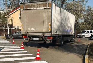 На Київщині під колеса вантажівки потрапила дитина: у якому стані дівчинка