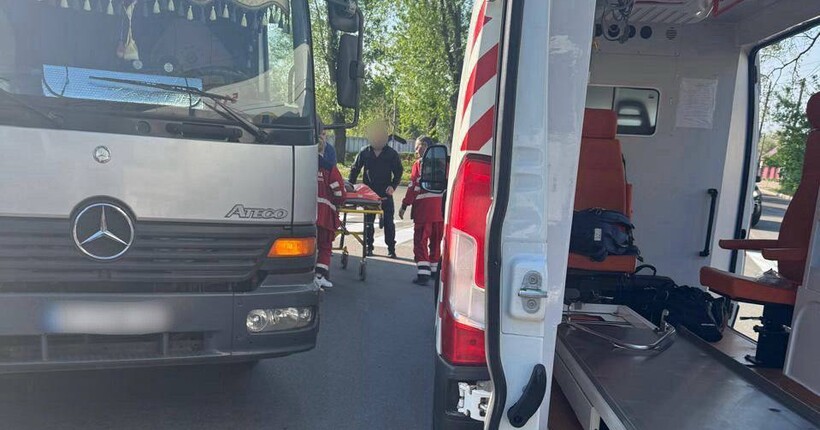 ДТП в Ірпені: дитина, на яку наїхала вантажівка, померла у лікарні