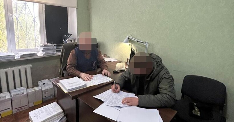 Побив і обпалив обличчя недопалком: на Хмельниччині судитимуть військового за катування колишньої дівчини