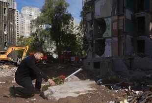 Зеленський вшанував пам’ять загиблих на місці зруйнованого будинку в Києві