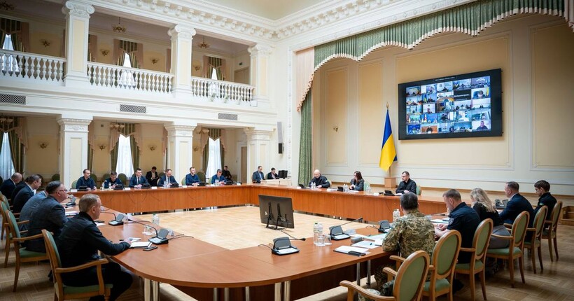 Уряд скасував обмеження на виїзд за кордон для всіх жінок та створює резерв автономної генерації - Свириденко