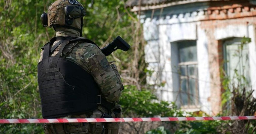 Поліцейські ліквідували нападника, який відкрив вогонь по правоохоронцях на Хмельниччині