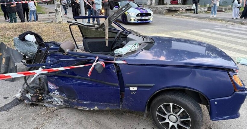 В Дніпрі автівка влетіла у зупинку громадського транспорту після зіткнення з іншим автомобілем: є жертви (фото)