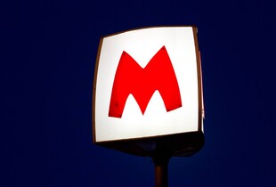 Росіяни поцілили по центру Харкова: пошкоджені виходи з метрополітену та зупинка