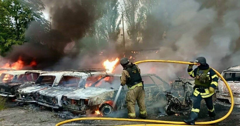Обстріл Дніпропетровщини: ворог пошкодив приватні будинки та авто, є поранений