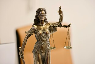 Суд у Казахстані дозволив примусово стягнути з 