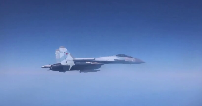 Російські Су-35 та Су-27 переслідували британський літак над Чорним морем (відео)