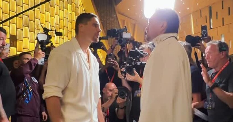 Усик та Верховен провели дуель поглядів перед пресконференцією (відео)