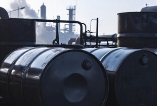 Ціни на нафту падають на тлі переговорів США та Ірану: скільки коштує Brent