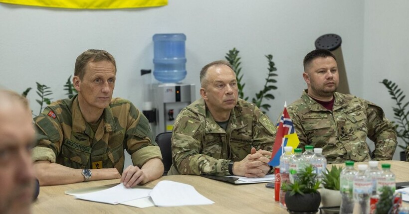Сирський та головнокомандувач ЗС Норвегії побував на лінії фронту в Україні