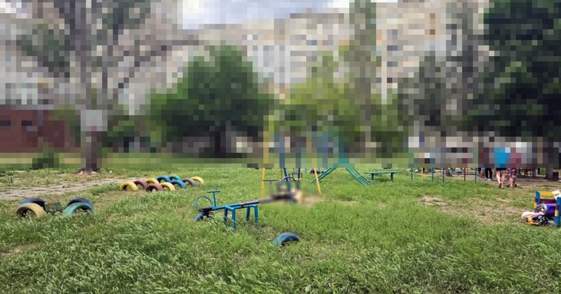 Росіяни вдарили по дитмайданчику у Херсоні: постраждали мама з двома дітьми