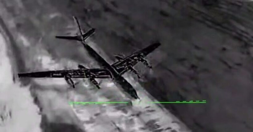 Українські дрони уразили два військові літаки рф Ту-142 на аеродромі в Таганрозі (відео)