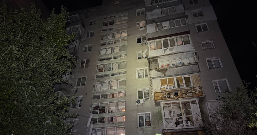 Російський дрон вночі влетів у багатоповерхівку в Одесі: частково зруйновані два поверхи