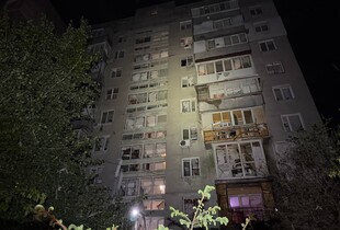 Російський дрон вночі влетів у багатоповерхівку в Одесі: частково зруйновані два поверхи