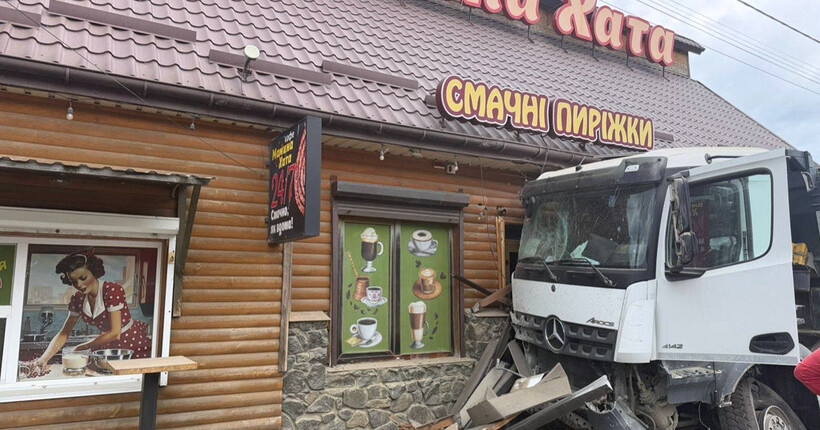 На Хмельниччині вантажівка в’їхала у кафе: водію оголосили підозру у смертельній ДТП