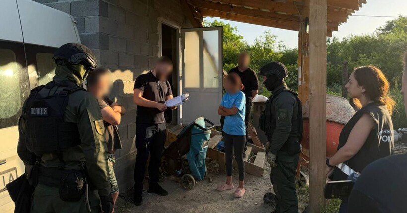 Знімала порно з 13-річною донькою заради заробітку: на Закарпатті затримали матір