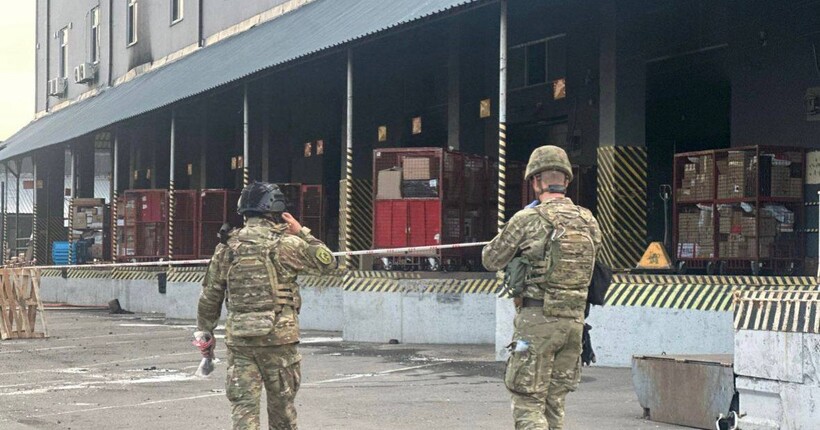 У Києві на Оболоні стався вибух на поштовому терміналі: є загиблий і поранені