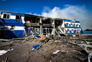 На Київщині після атаки горить підприємство: вже четверо загиблих (оновлено)