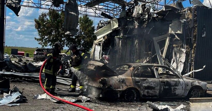 На Херсонщині війська рф атакували АЗС: загинула одна людина, понад 10 поранені