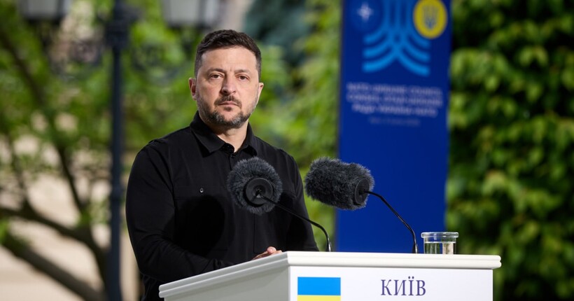 Дрони пролетіли близько 1000 км: Зеленський розкрив деталі ударів по базі ВМФ та нафтобазі рф