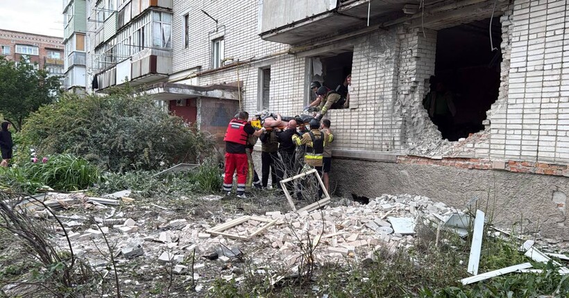 Росіяни вдарили дронами по Конотопу: під завалами щонайменше одна людина