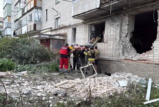 Росіяни вдарили дронами по Конотопу: під завалами щонайменше одна людина