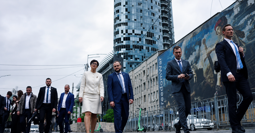 Єврокомісарка Марта Кос на власні очі побачила наслідки ударів росії по Києву (відео)