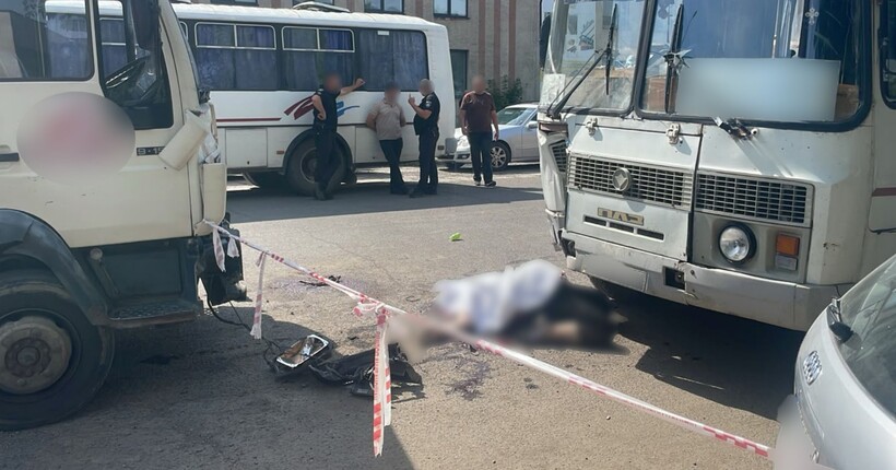 ДТП у Виноградові: вантажівка в’їхала в людей біля автобуса, є загиблі