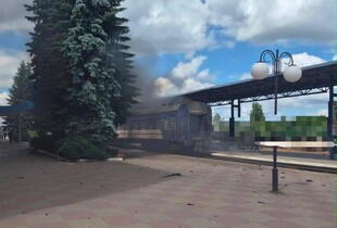 Росіяни атакували вокзал у Сумах: дрон впав на пасажирський поїзд (відео)