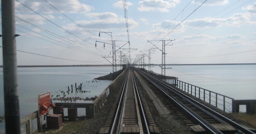 Чонгар і Арабатська Стрілка: окупанти скаржаться на нові удари по мостах