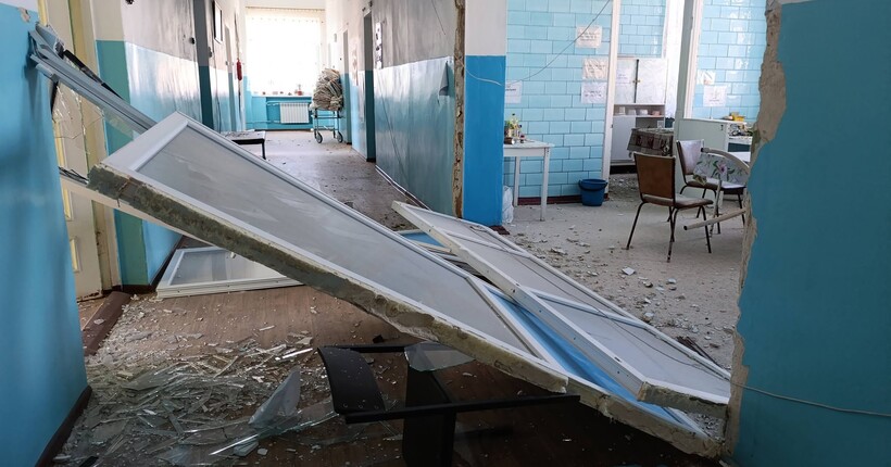росія вдарила авіабомбами по лікарняному комплексу на Харківщині: пошкоджені приміщення 